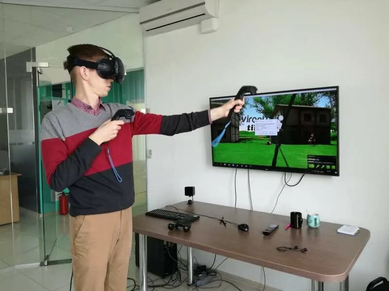 Vr полное погружение. VR С эффектом полного погружения. Виртуальная реальность оборудование. Оборудование для погружения в виртуальную реальность.