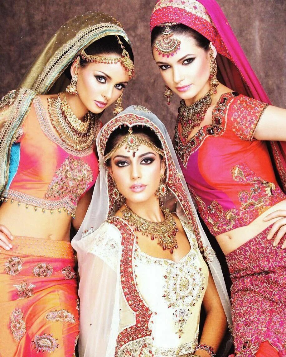 Айшвария рай в сари. Две индианки. Индийские украшения. Молодая индийская женщина. Две индуски.