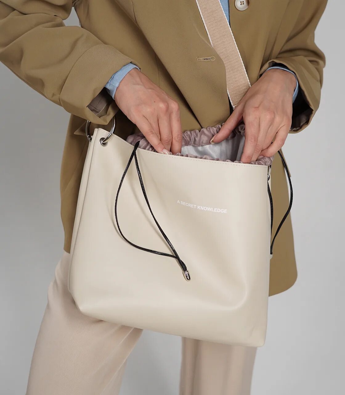 Сумка secret knowledge. Сумка secret knowledge. Сумка secret knowlege premier. Сумка сикрет ноуледж. Сумка секрет кноуледж.