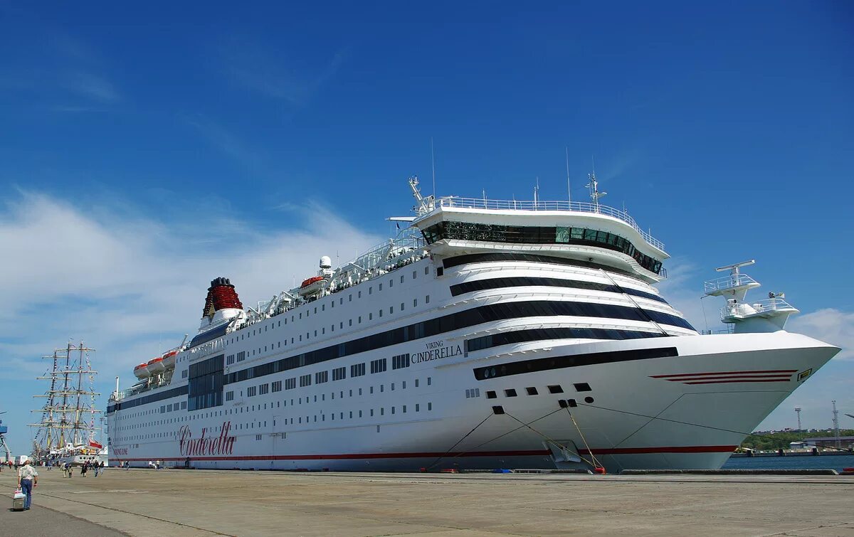 Морской пассажирский транспорт россии. Белый теплоход. Парк белый лайнер. Морской водный транспорт. Князь владимир круизный лайнер.