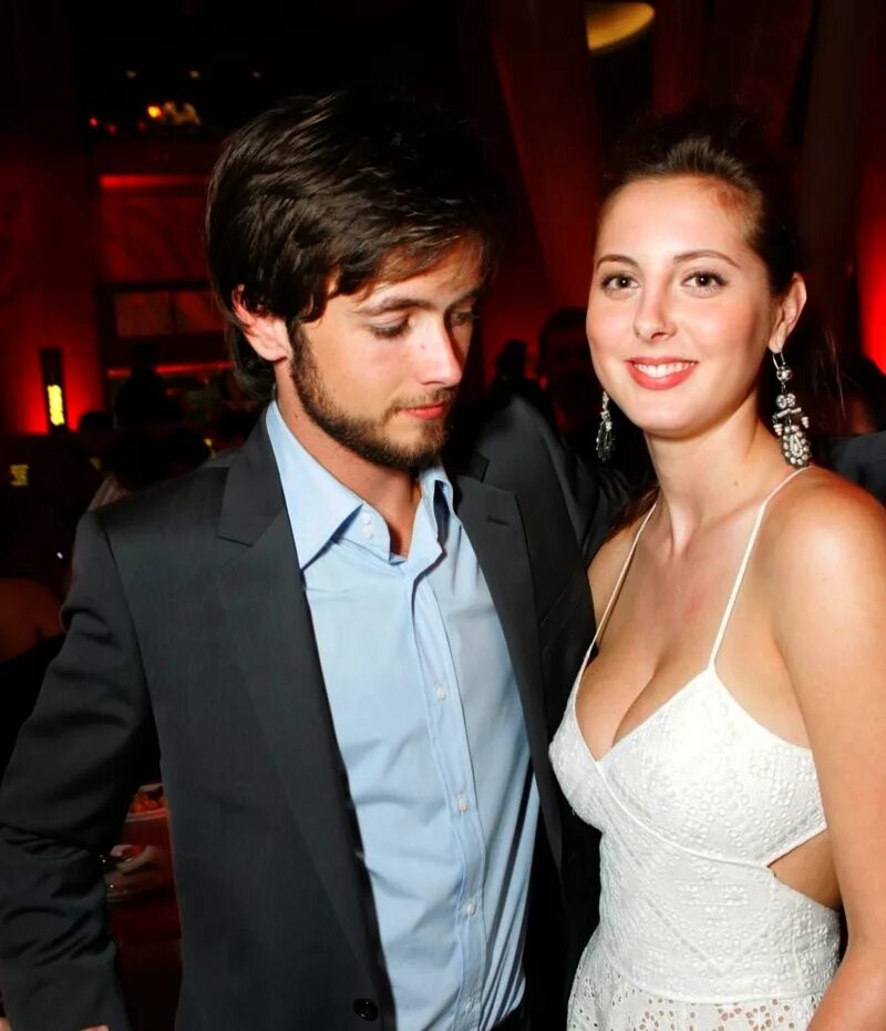 Парень с девушкой оборачивается на другую. Парень оглянулся на девушку. Оглянулся на другую. Пялится на девушку. Мужчина пялится.