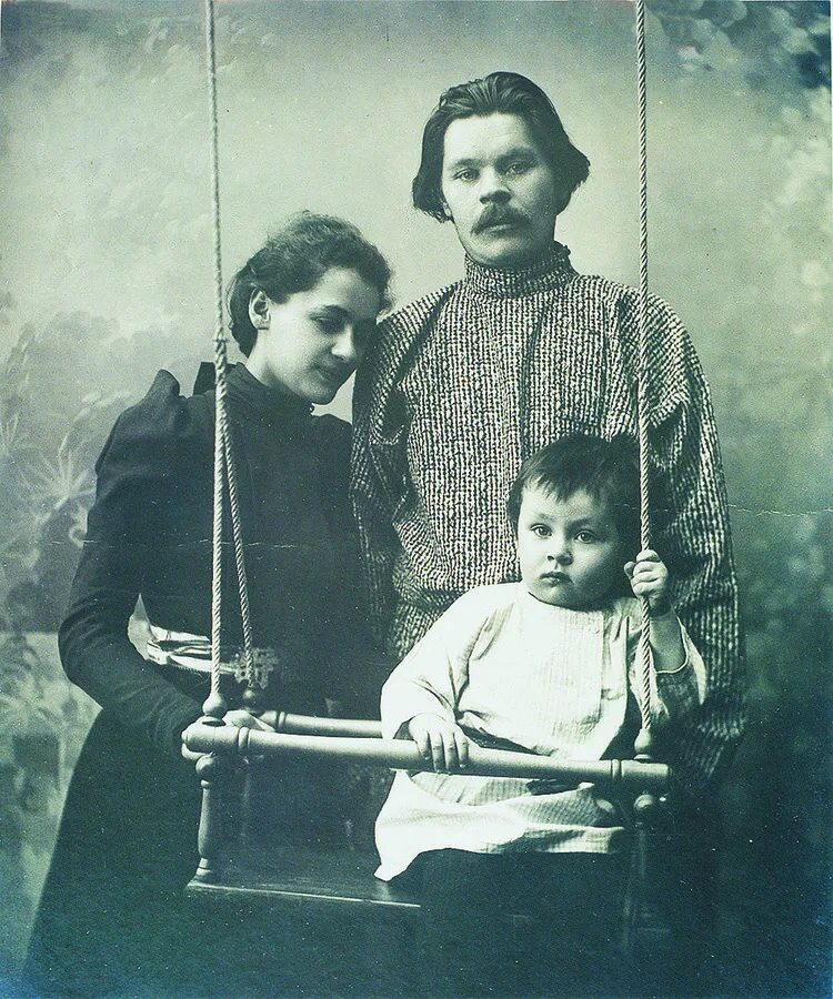 Личная жизнь максима горького презентация. Горький "жизнь и творчество " 9 класс. Родители максима горького. Отец и мать максима горького. Кем был отец м горького.