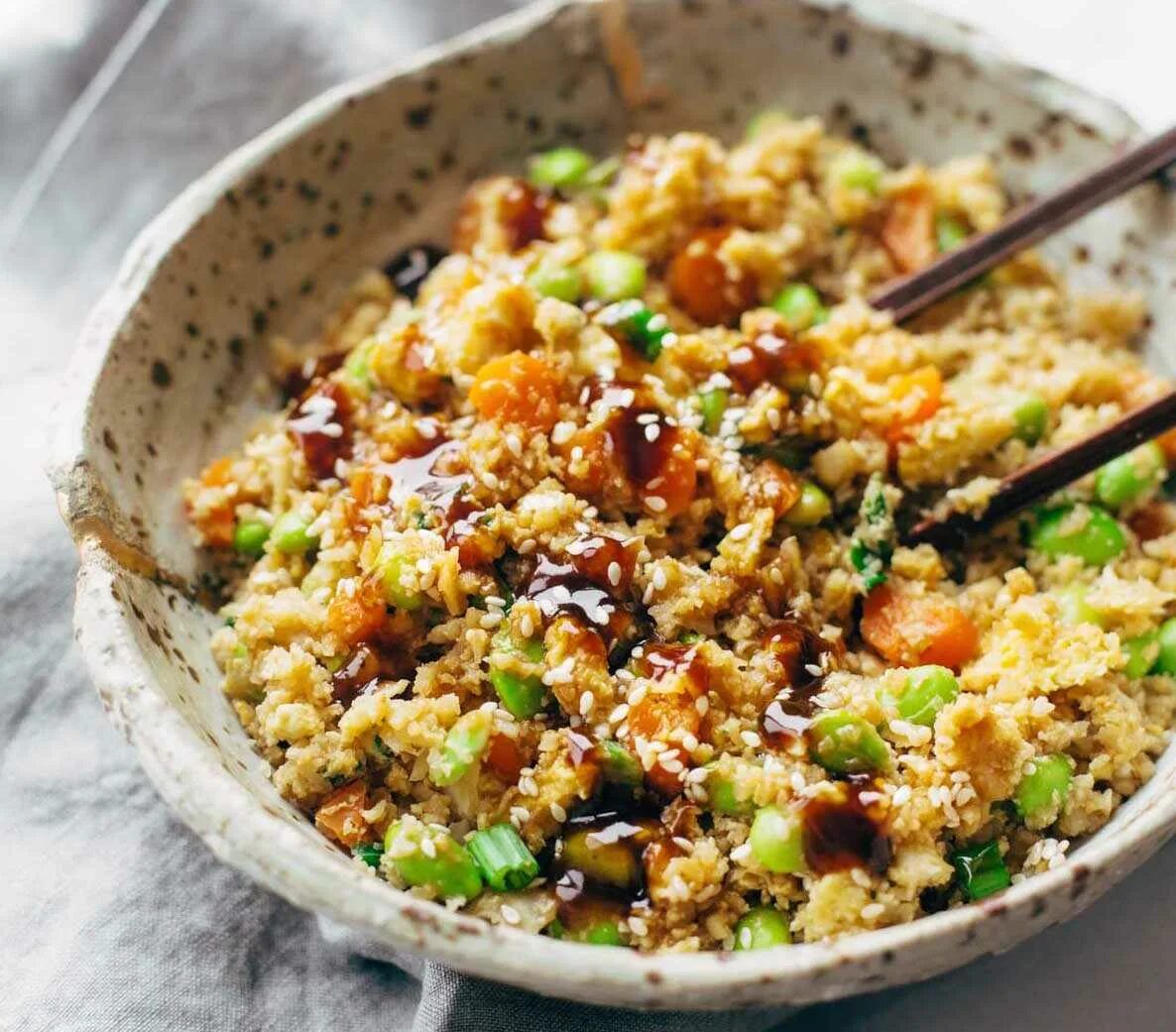 Cauliflower Rice. Рис с овощами. Вегетарианские блюда с рисом. Жареный рис из цветной капусты.