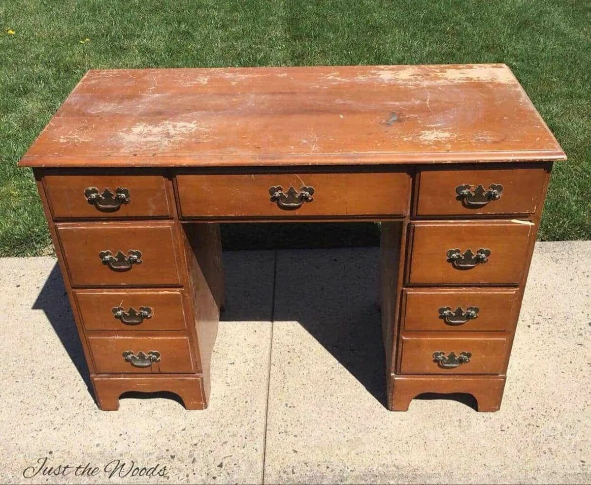 Старинный письменный стол. Старый Советский письменный стол. Советский деревянный письменный стол. Потертый старый стол.