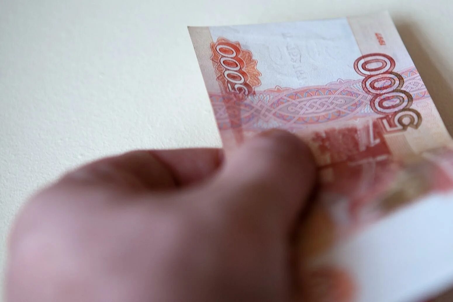 Штраф в размере пяти тысяч. 5000 Рублей. Пять тысяч рублей в руке. 5000 Рублей в руках. 5 Тысяч в руке.