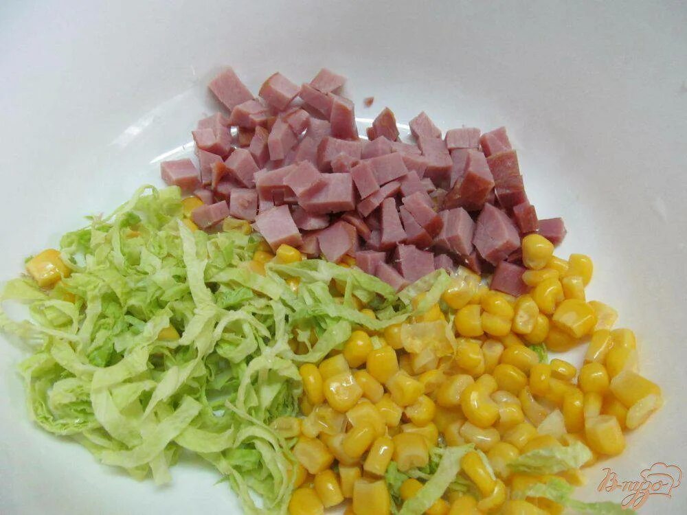Салат с ветчиной кукурузой и огурцом. Салат с ветчиной и кукурузой. Салат из ветчины и кукурузы. Салат ветчина сыр кукуруза. Ветчина с кукурузой.