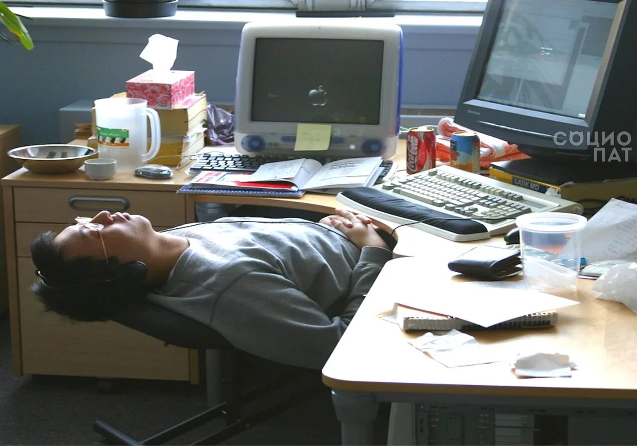 Он казался уставшим. Человек устал. Уставший за компьютером. Уставший человек. Уставший человек на работе.