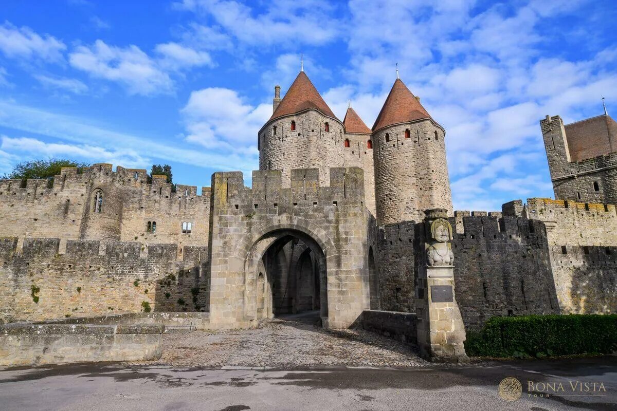 Крепость время работы. Каркассон замок Франция. Город-крепость Каркассон (13—14 ВВ.),. Замок Альби Франция. Среднивиковый Каркассон крепость.