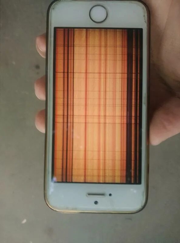 Полоски на телефоне айфон. Полоски на экране айфона. Полоса на экране iphone. Полоски на дисплее iphone. Айфон 5 полосы на экране.