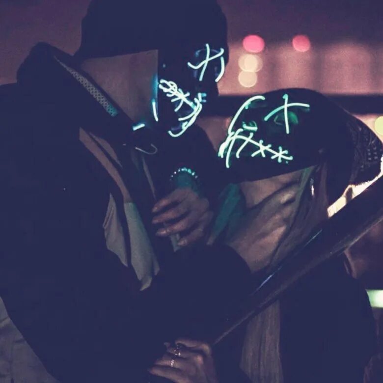 Поцелуй хулигана. Парень и девушка в масках. Бандитская романтика. Бандит и его девушка. Пара бандитов.