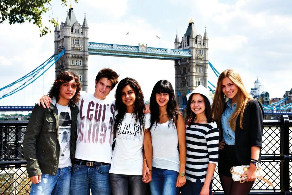 Нас не отправляют учиться в лондон мы. Молодежь Англии. Студенты Лондона. Молодежь Лондона. Англичане молодежь.