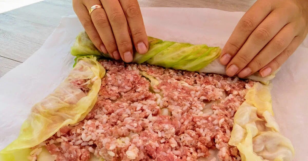 Вкуснота из фарша. Рулет из капусты с фаршем. Капустный рулет с фаршем. Рулет Голубец мясной