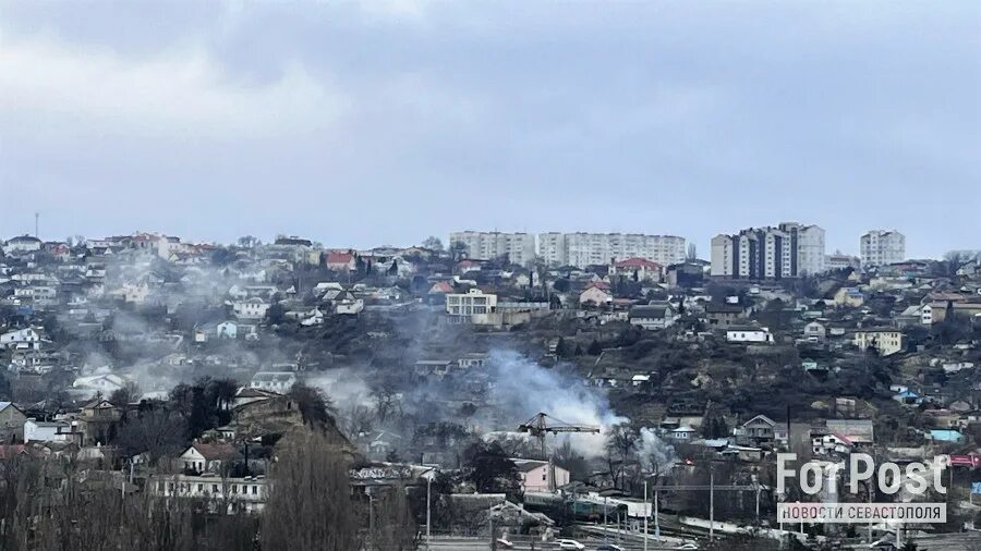 Дым пожар. Пожар в Железнодорожном. Пожар в строительном Городке Севастополь. Пожар сахарная головка. Что происходит в севастополе на данный момент