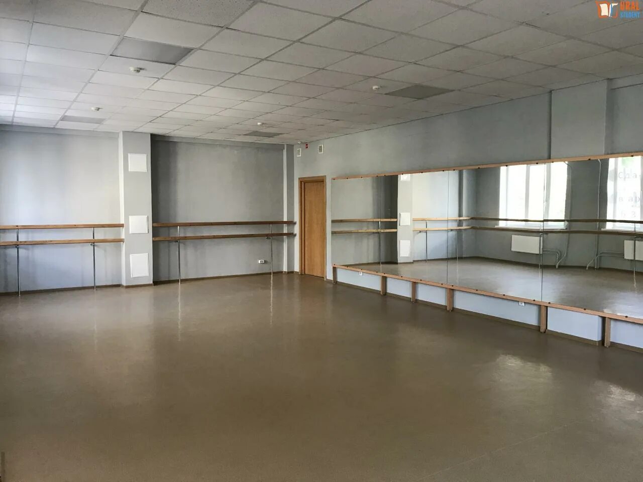 11 танцевальный зал. фотостудия школьный класс. арендовать помещения школы. белые стены в школе. помещение большой зал в аренду.