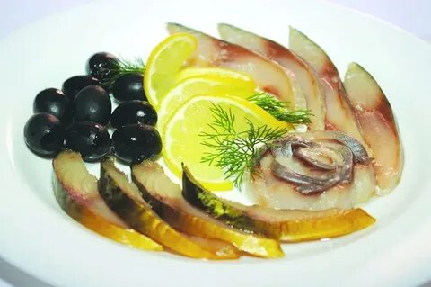Нарезать копченую скумбрию