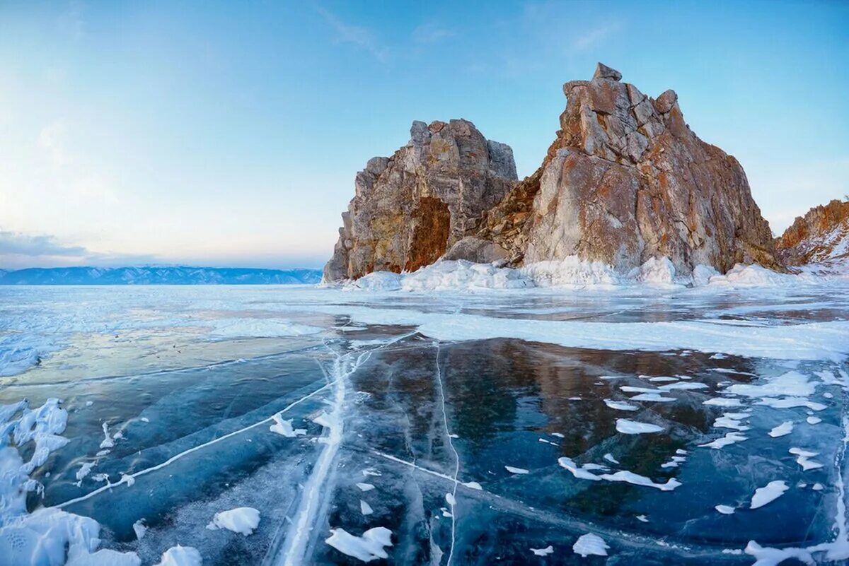 Сколько лед на байкале. Ольхон Байкал зимой лед. Ольхон Байкал. Ольхон Байкал зимой. Шаманка Байкал зима.