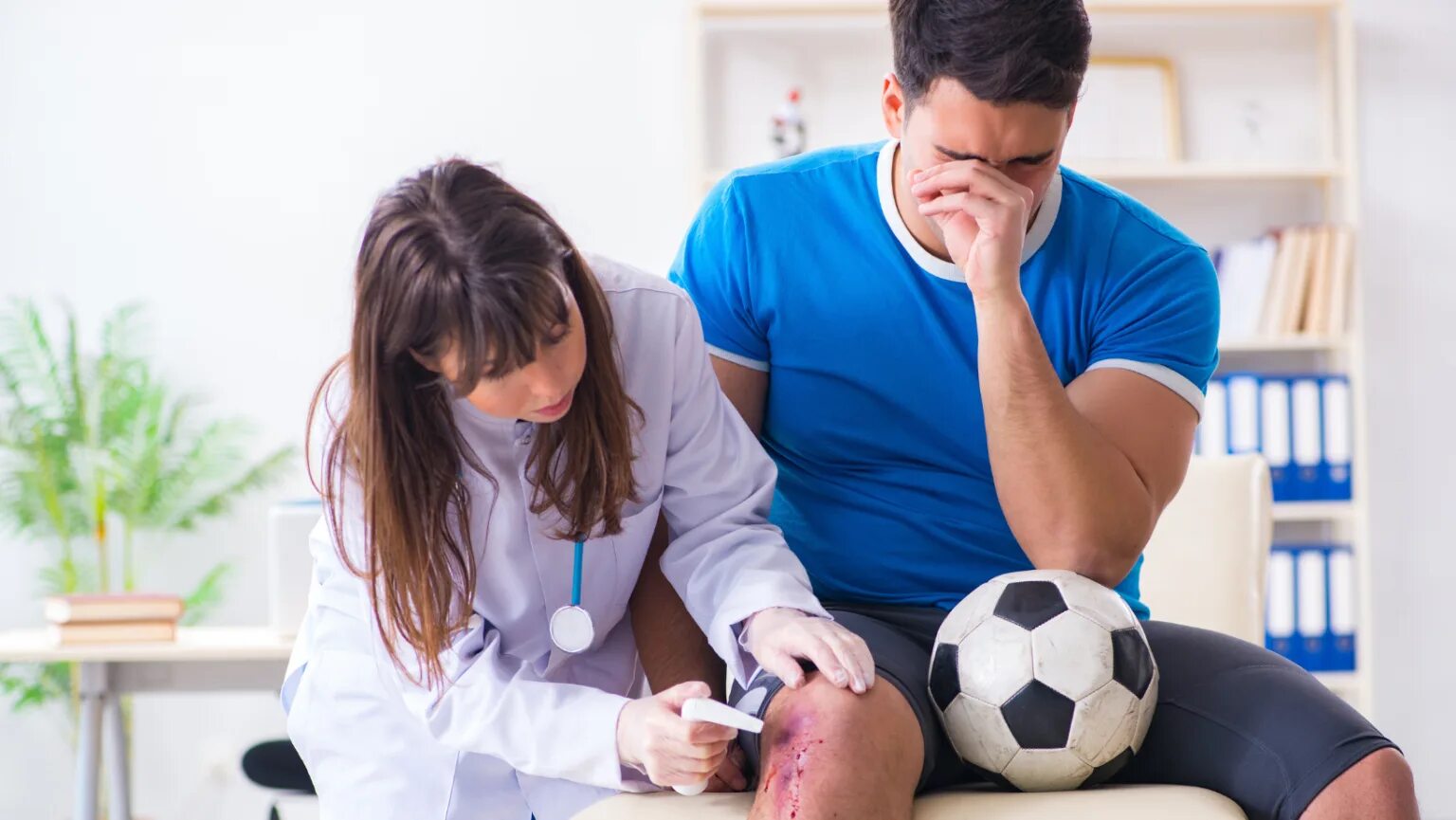 Спортивный футбольный врач. Врач футбольной команды. Костюченков владимир врач. Доктор футболист. Медики с мячом.