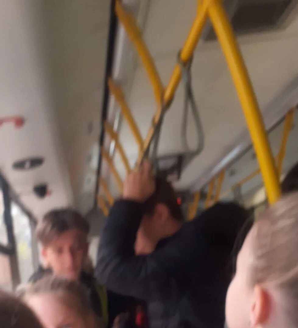 В автобусе было 7 человек. Школьник едет в автобусе.