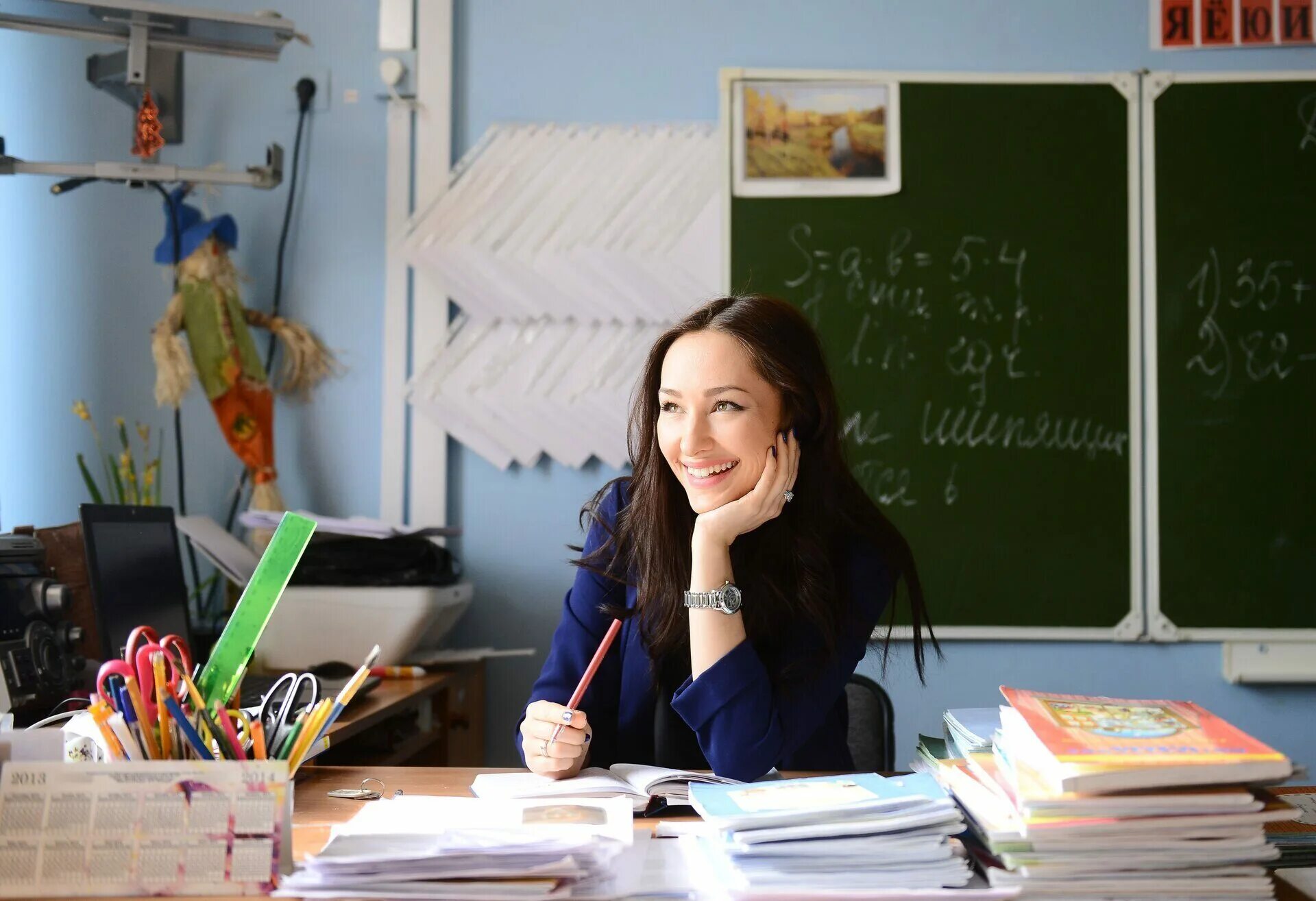 Учитель в школу без опыта работы. Добрая учительница. учитель в школе. фотосессия учителя. молодые учителя в классе.