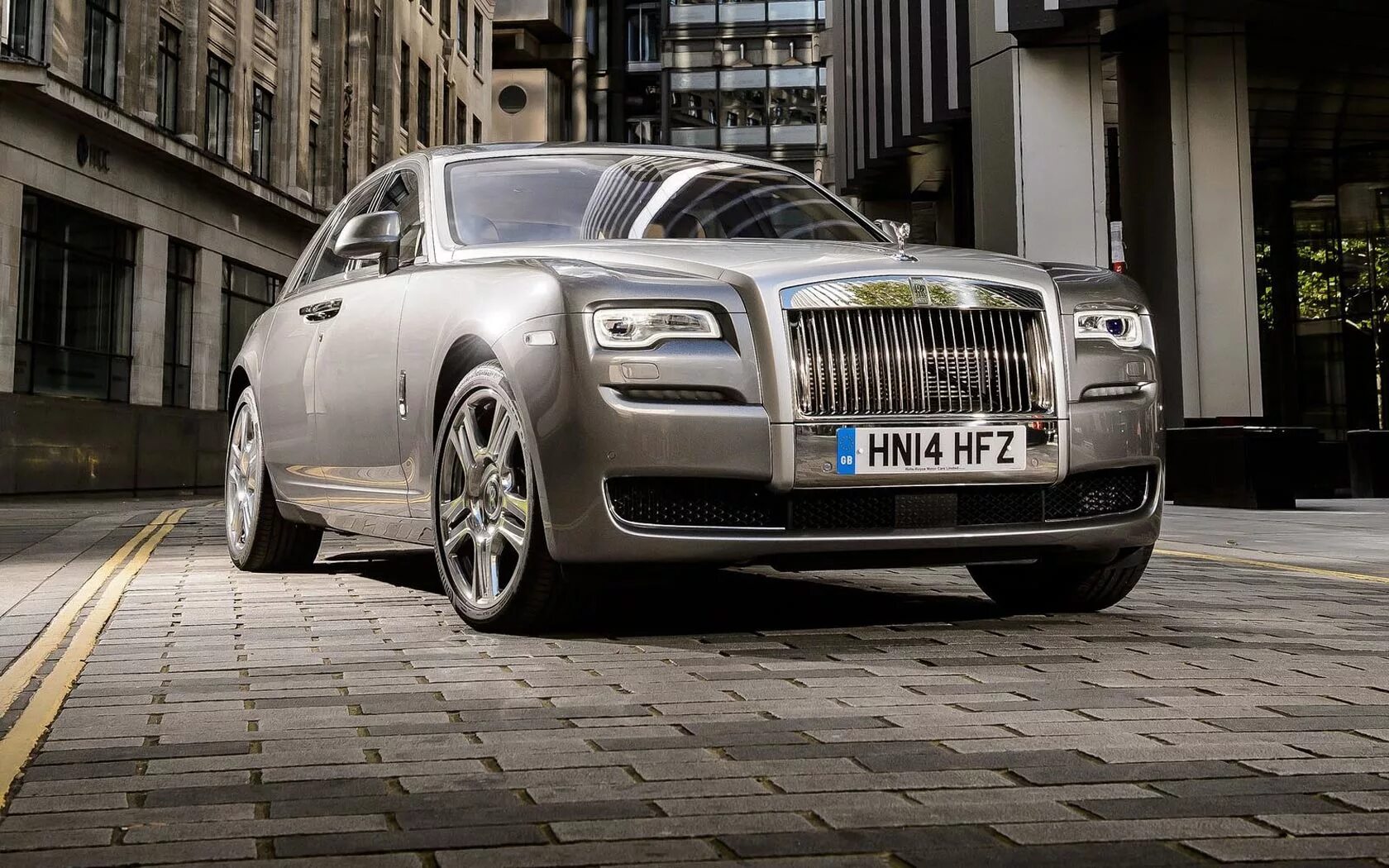 Rolls com. Rolls Royce Ghost 2014. Роллс Ройс седан. Роллс Ройс Ghost 2015. Rolls-Royce Ghost II.