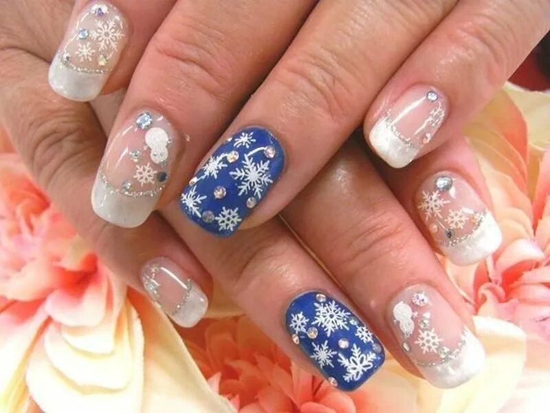 шеллак новогодний. снежные узоры на ногтях. маникюр со снежинками. снег на ногтях. синие ногти со снежинками.
