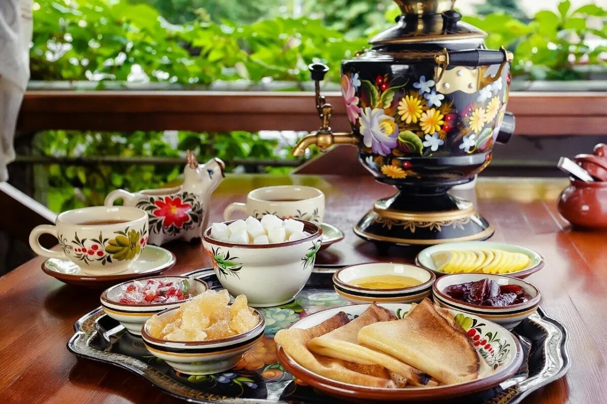 Состоится чаепитие. Накрытый стол с самоваром. чаепитие. сервировка стола с самоваром. стол для чайной церемонии.