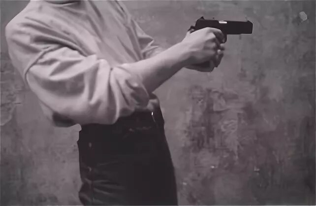 Стрельба очередями. Человек с оружием. Рукоятка лазарева для инстинктивной стрельбы. Стреляет из пистолета. Стрельба в перми стрелок.