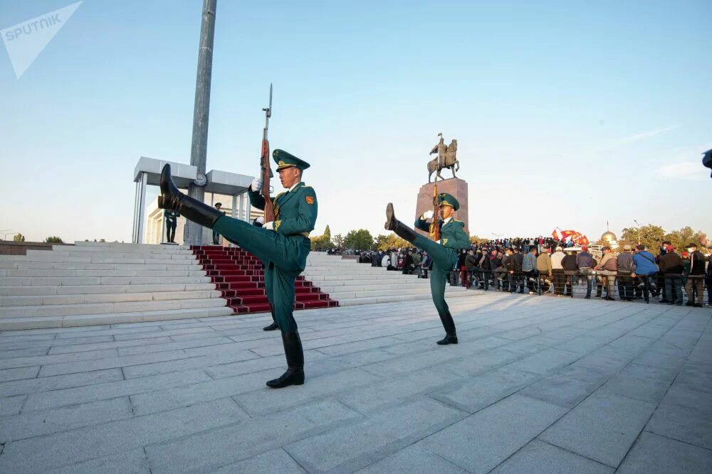 Ала пост. Рота почетного караула Бишкек. Почетный караул площадь ала ТОО. Рота почетного караула Екатеринбург. Почетный караул Бишкек 1998.