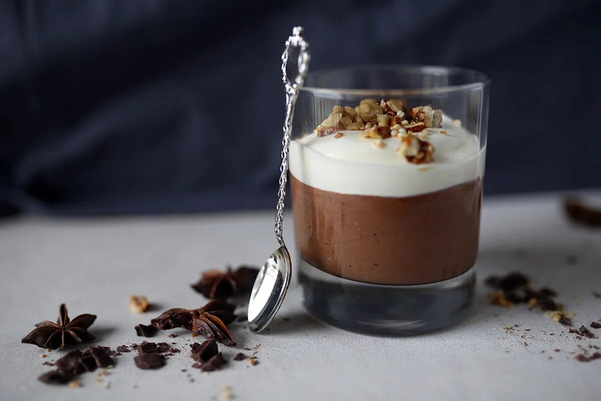 Французская кухня десерты. Кофейный мусс с амаретто. Десерт в стаканчике с печеньем. Шок манже десерт. Десерт шоколадные сливки.