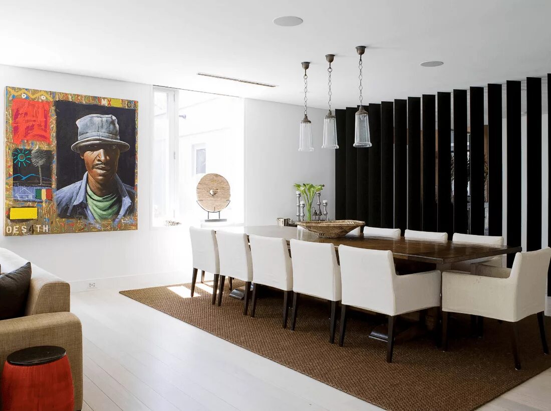 Необычная гостиная. Декор стен с полосками в гостиной. Ритм комната. Асимметричная композиция в интерьере. Композиция в интерьере.