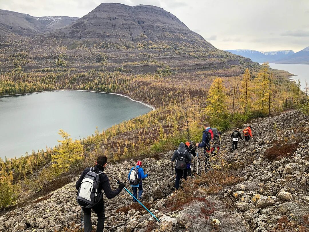 Озеро собачье плато путорана. Плато путорана фьорды. Путорана как добраться. Плато путорана скала камень. Плато путорана рельеф.
