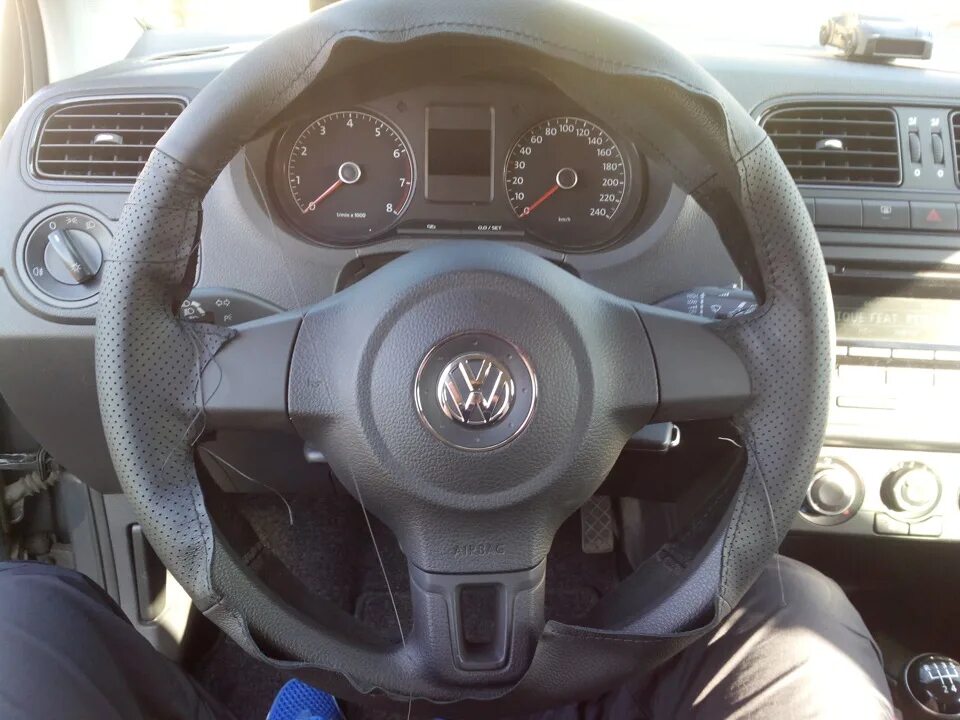 Вставка в руль фольксваген поло. Адаптация руля. Руль мерседес w203 рестайлинг. Кожаный руль фольксваген поло седан 2013. Руль volkswagen tiguan 2013.