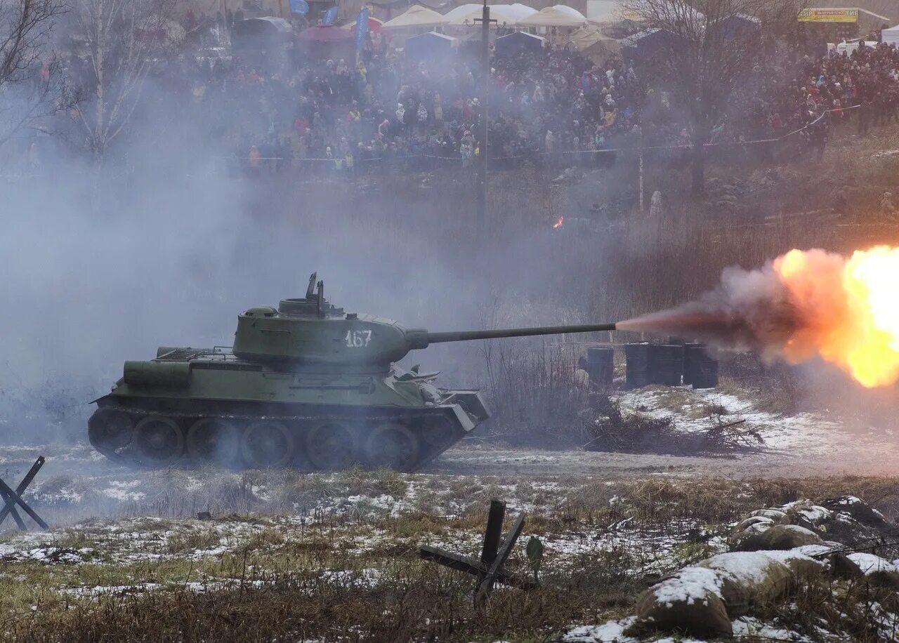 Танк т 34 бой. Т 34 85 В бою. Танк т-34 в бою. Танк т-34 на поле боя. Танка т-34-85.