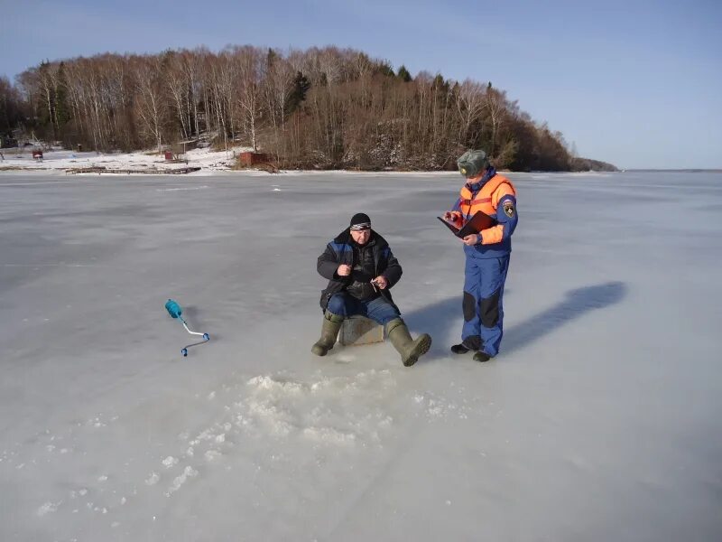 Лед сегодня на каком канале. Толщина льда в Подмосковье. Толщина льда в Московской области. Толщина льда сейчас в Подмосковье. Дубинино рыбалка зимняя.