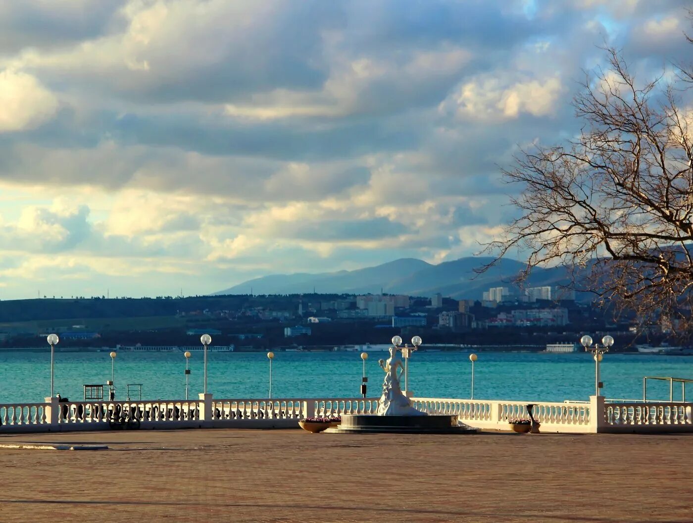 геленджик набережная 2022 памятники. геленджик набережная в апреле. кабардинка набережная 2022. геленджик набережная. геленджик набережная.