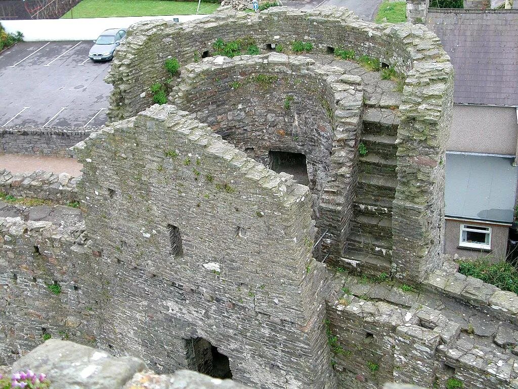 Бастион замки. Замок Кидвелли, Уэльс. Бастион в средневековом замке. Бастион средневековый крепость. Бастион замок крепость.