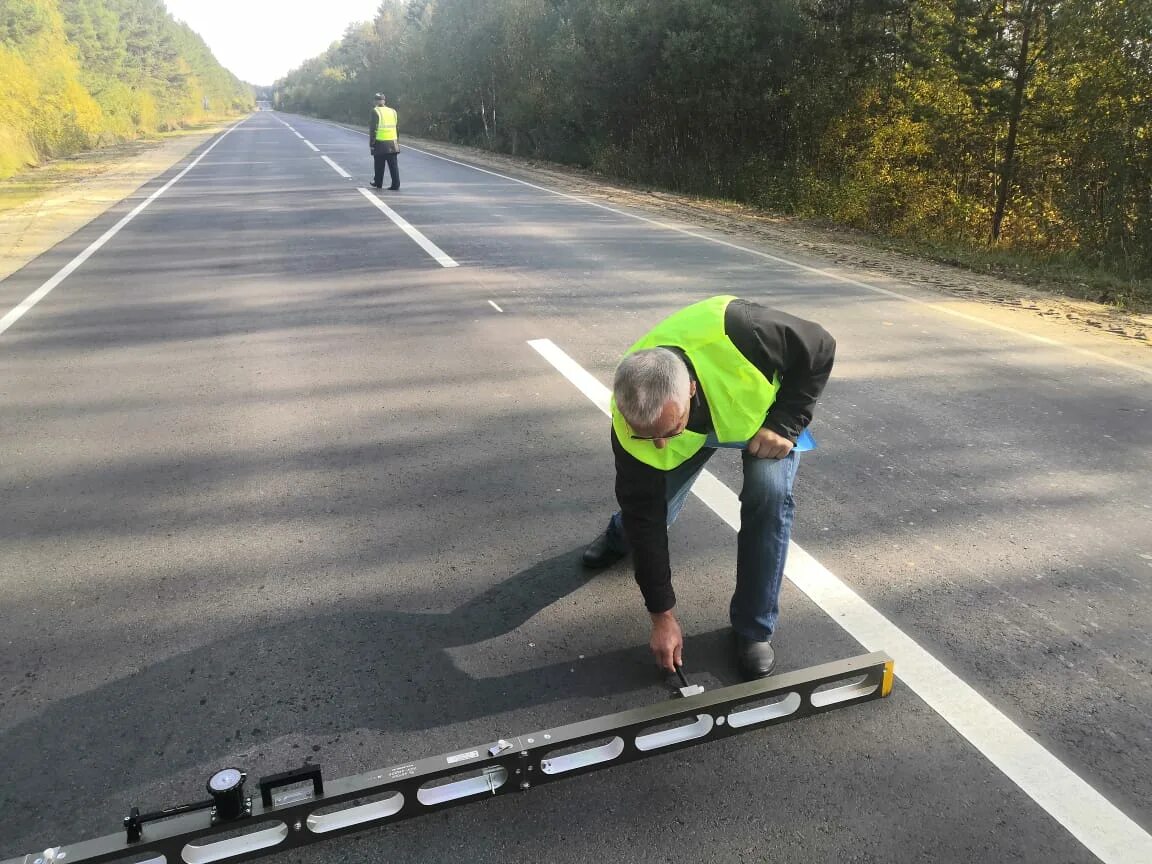 Дорожные работы на обочине. Дороги Городецкого района. Дорожная разметка в Нижнем Новгороде. Дорога в Городец.