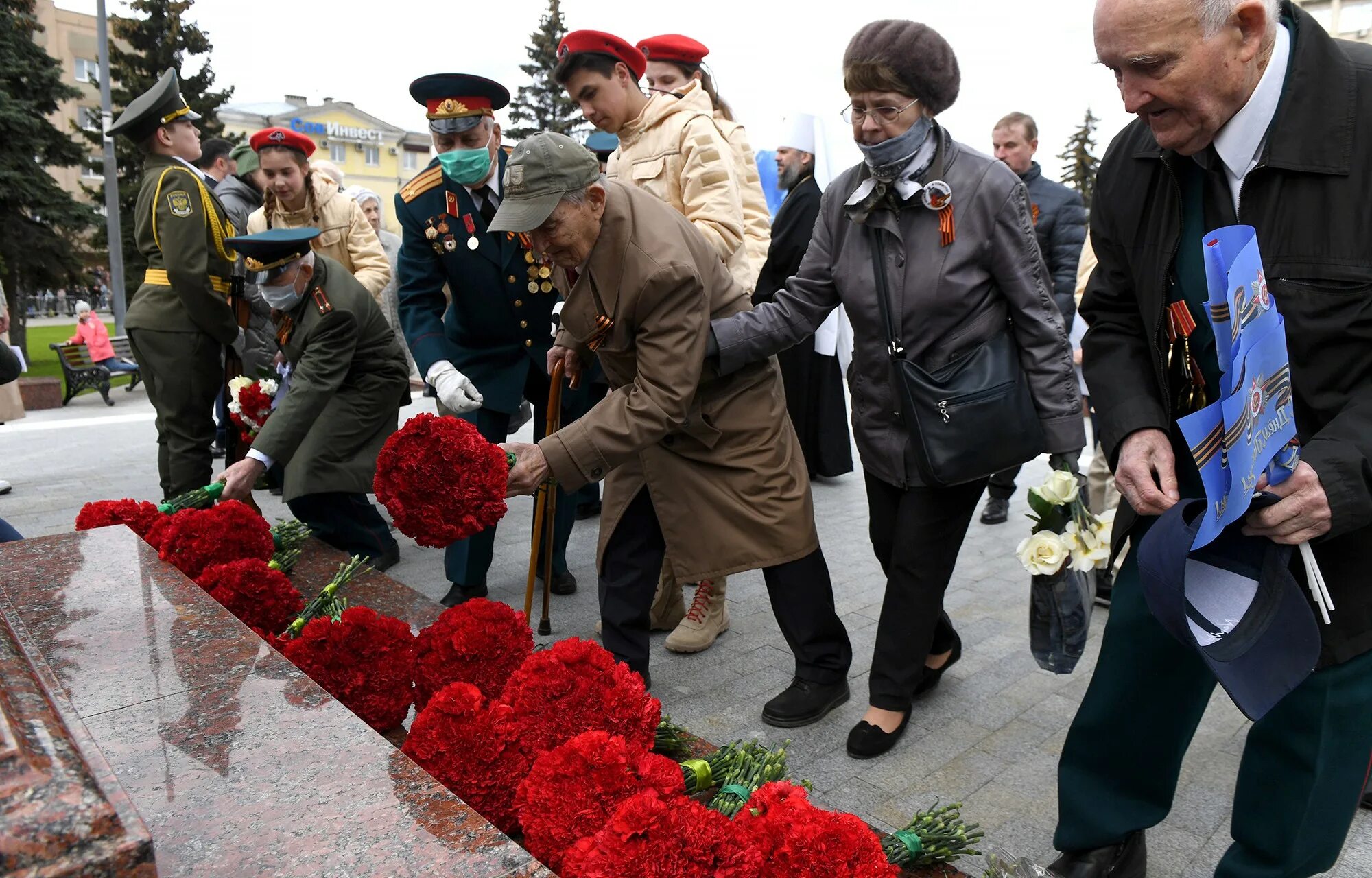 К 9 мая выплаты труженикам. Возложение цветов к обелиску. День Победы в Твери. С днем Победы. Возложение цветов Тверь.