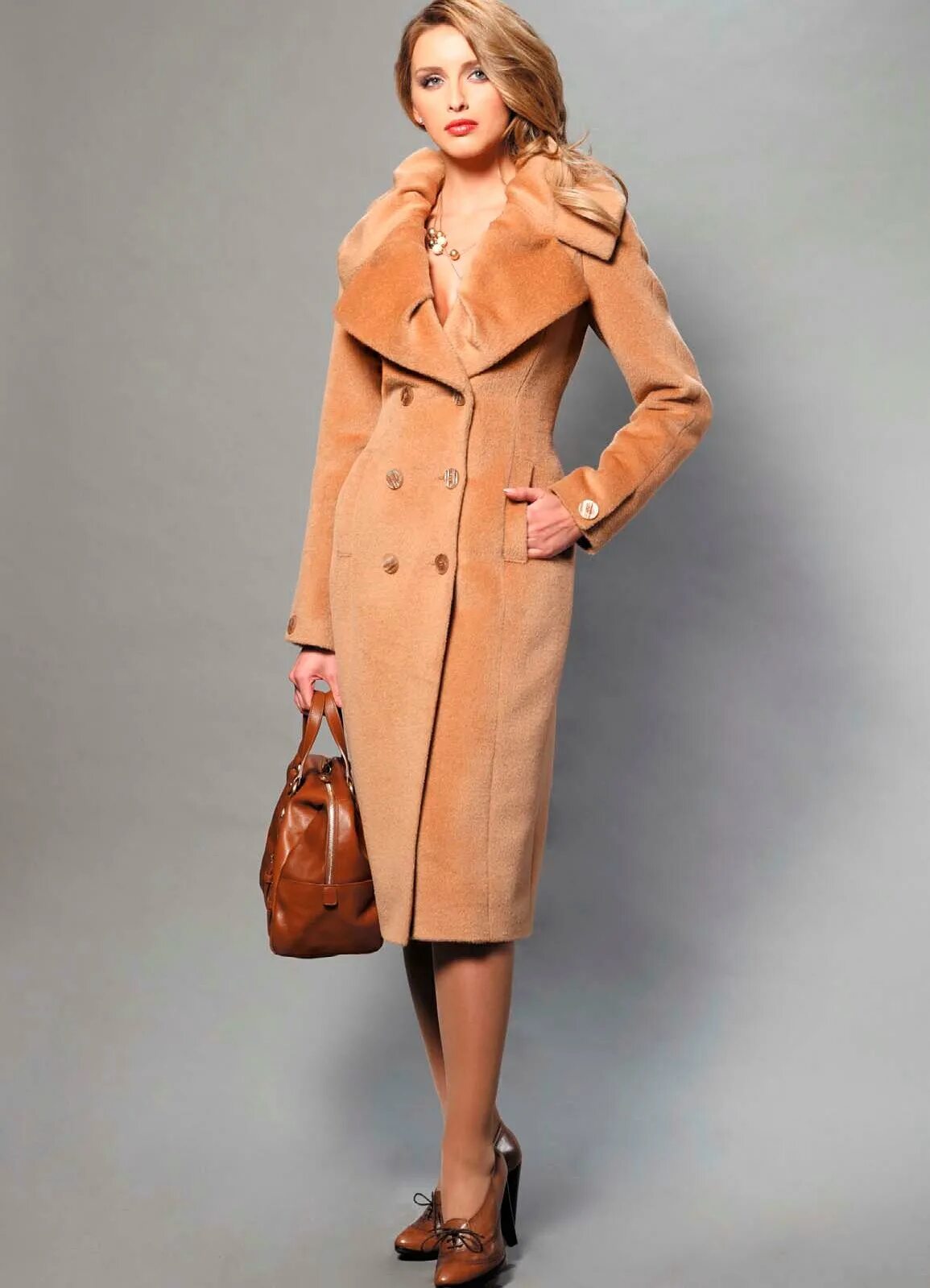 Пальто. Женское пальто. Элегантное пальто. Элегантное женское пальто.