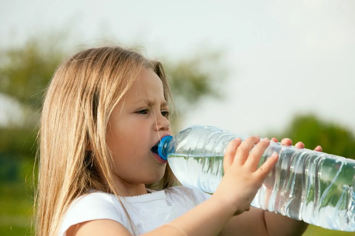 Девочка пьет воду. Ребенок пьет воду. Питьевая вода для детей. Ребенок с бутылкой воды. Включи девочка воды