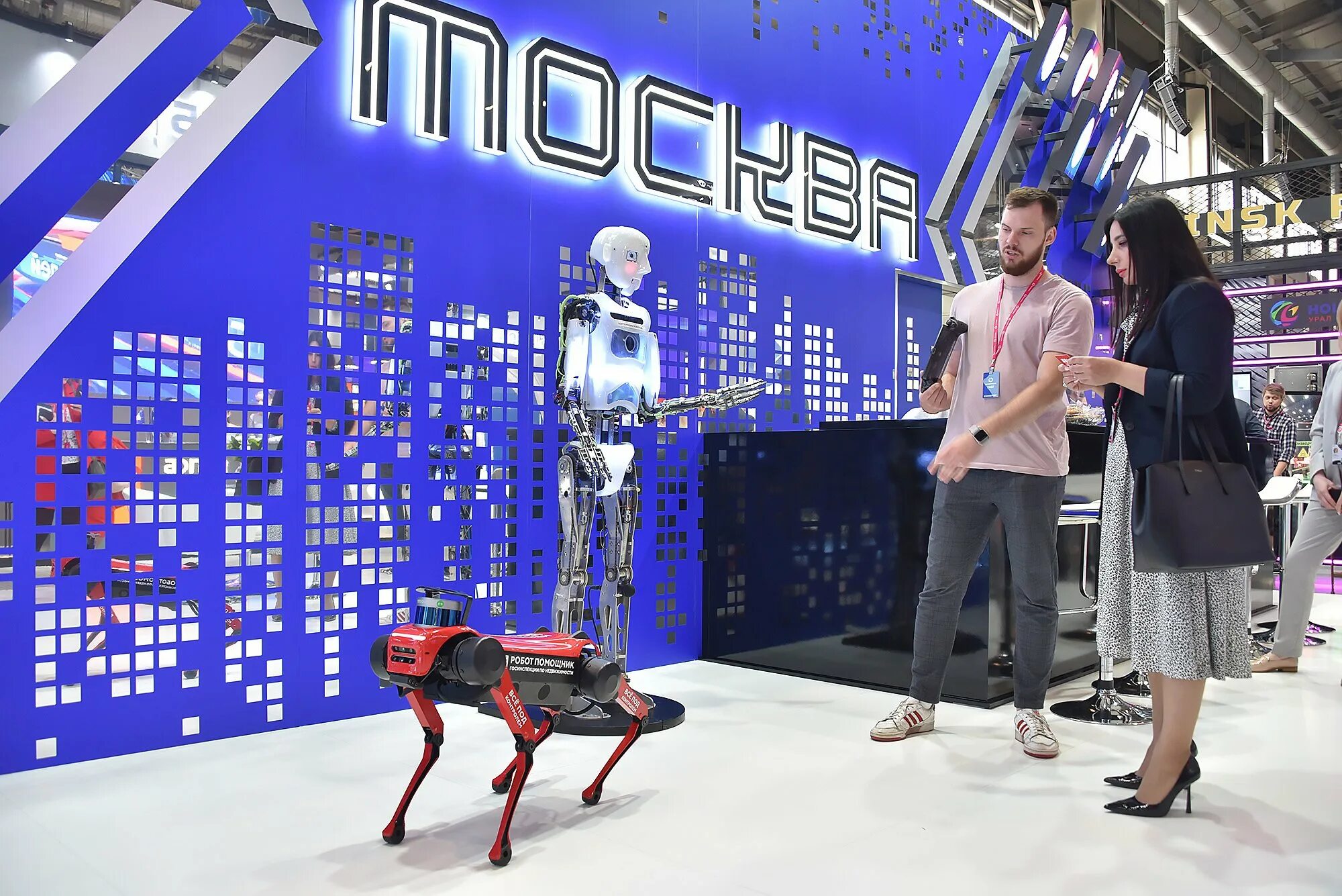 Робот в екатеринбурге в тц. Выставка роботов в челябинске. Выставка роботов бамблби. Роботы в тц. Роботы в екатеринбурге.