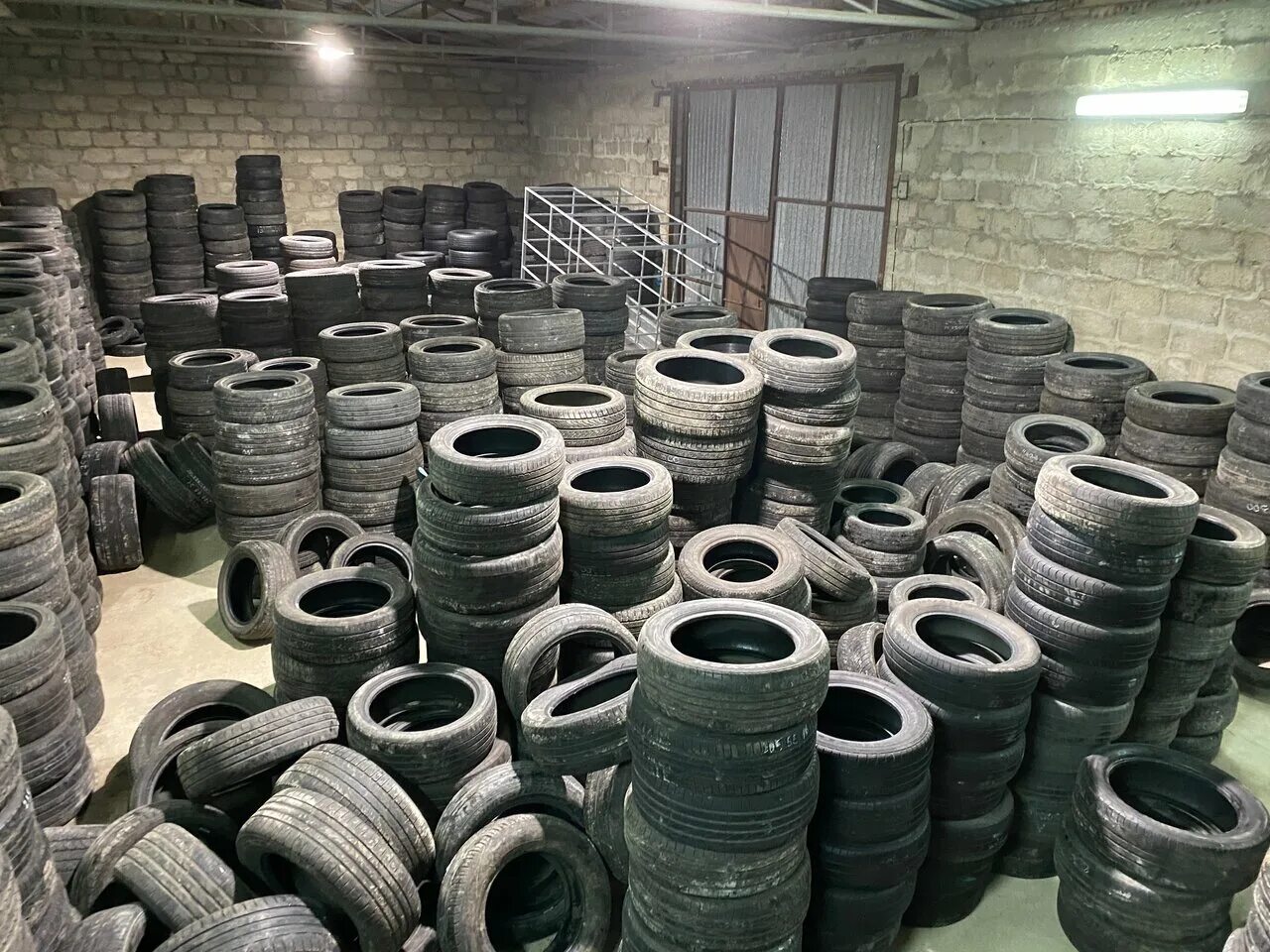 склад резины ag690. резиной дом. магазин автошин. огромный склад шин. склад грузовых шин.