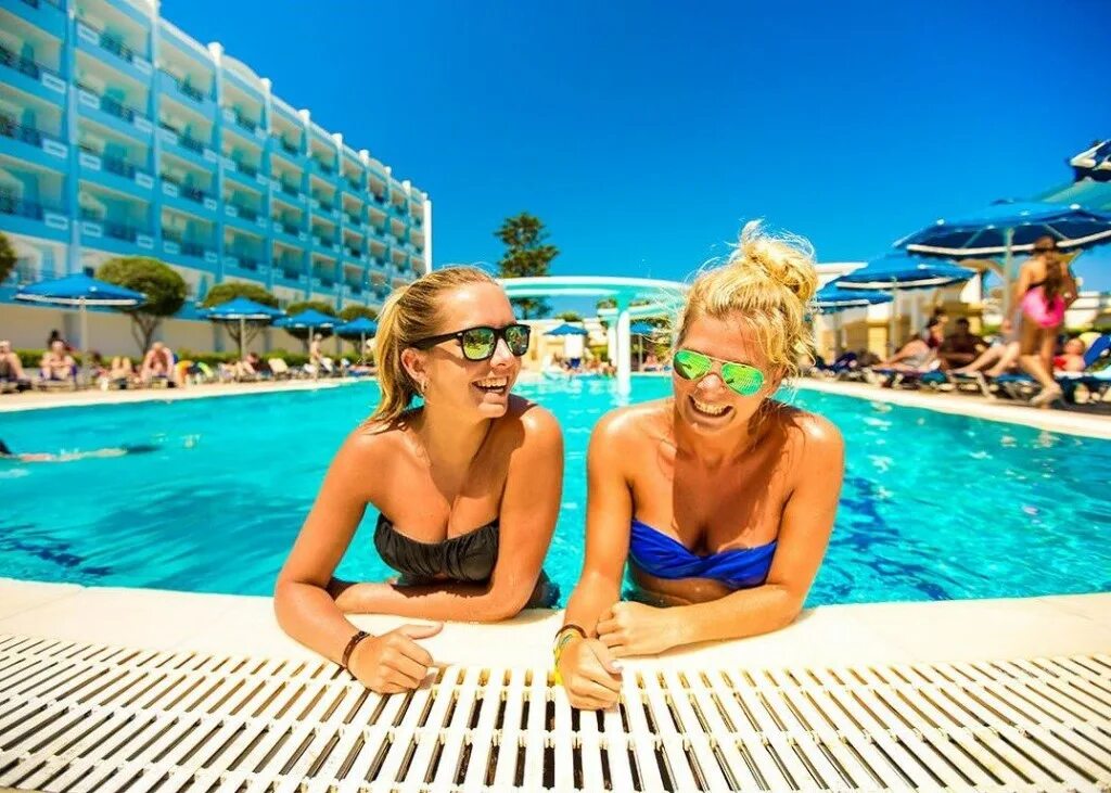 Туристы в турции. Дельфин гранд резорт анталия. Вылет в турцию. Сайленс бич резорт сиде. Турция из нижнего.