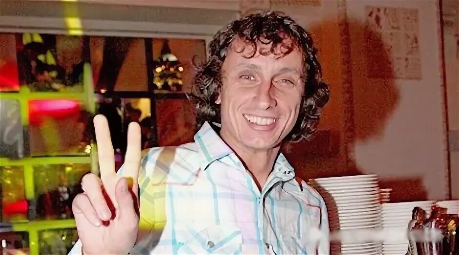 Галыгин выступление. Галыгин камеди. кудрявый из камеди клаб. знаменитые шоумены.