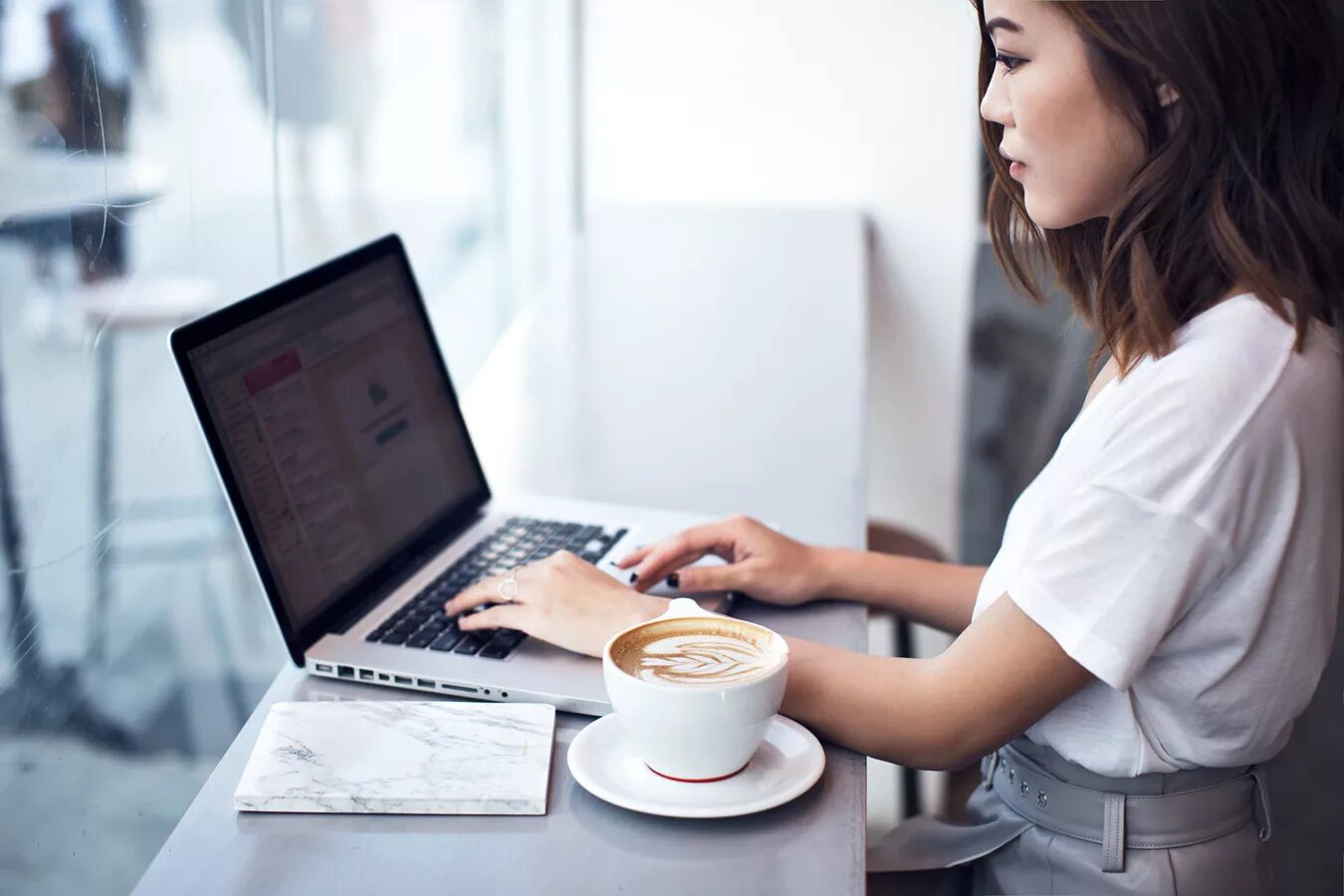 Девушка за ноутбуком. Требуется смм специалист. Креативный ноутбук. Требуется smm специалист. Требуется smm менеджер.