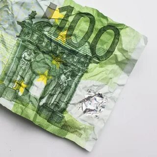 Надорванная купюра евро