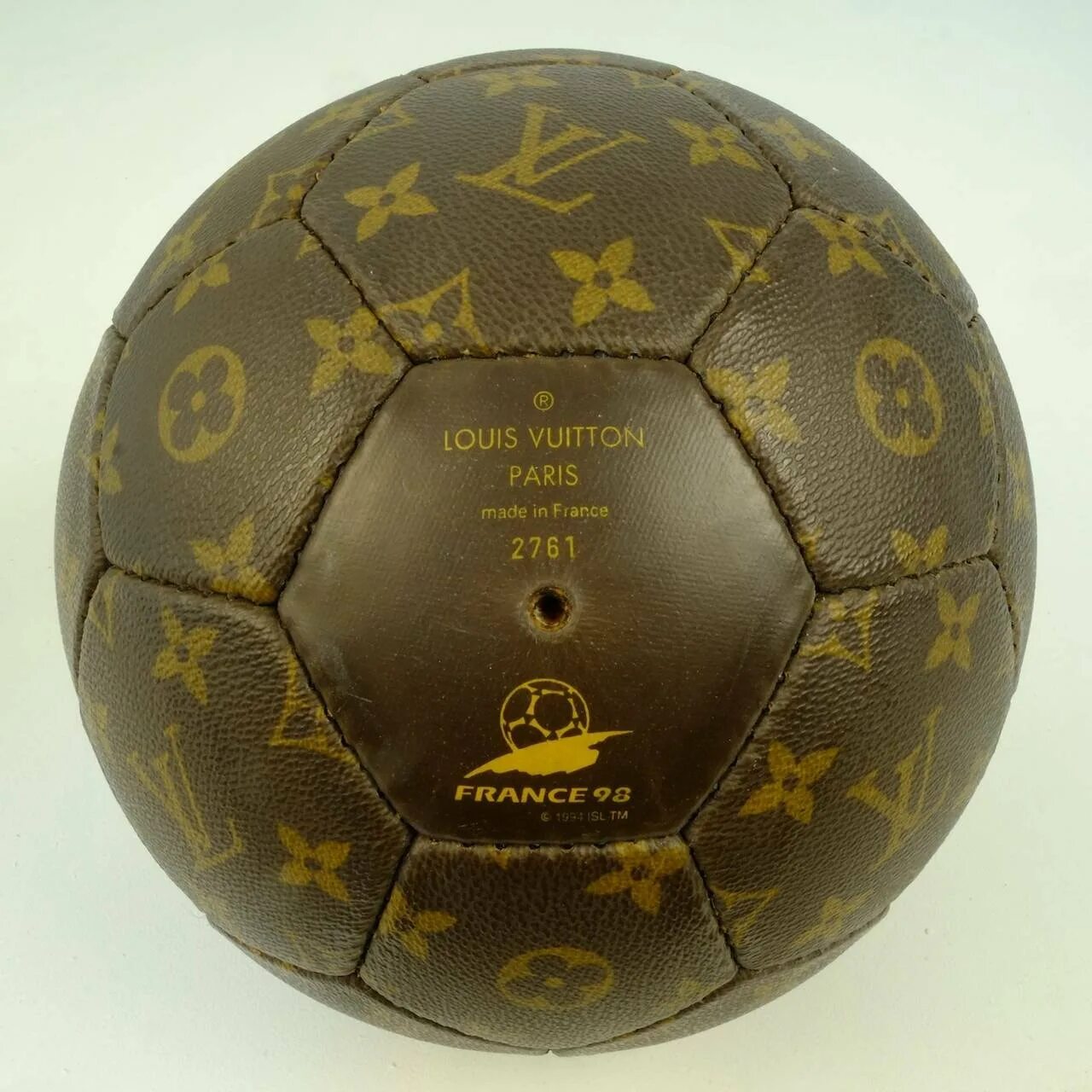 Первый мяч в футболе. Мяч Louis Vuitton France 98. Мяч Луи Виттон. Футбольный мяч Луи Виттон. Louis Vuitton Ball.