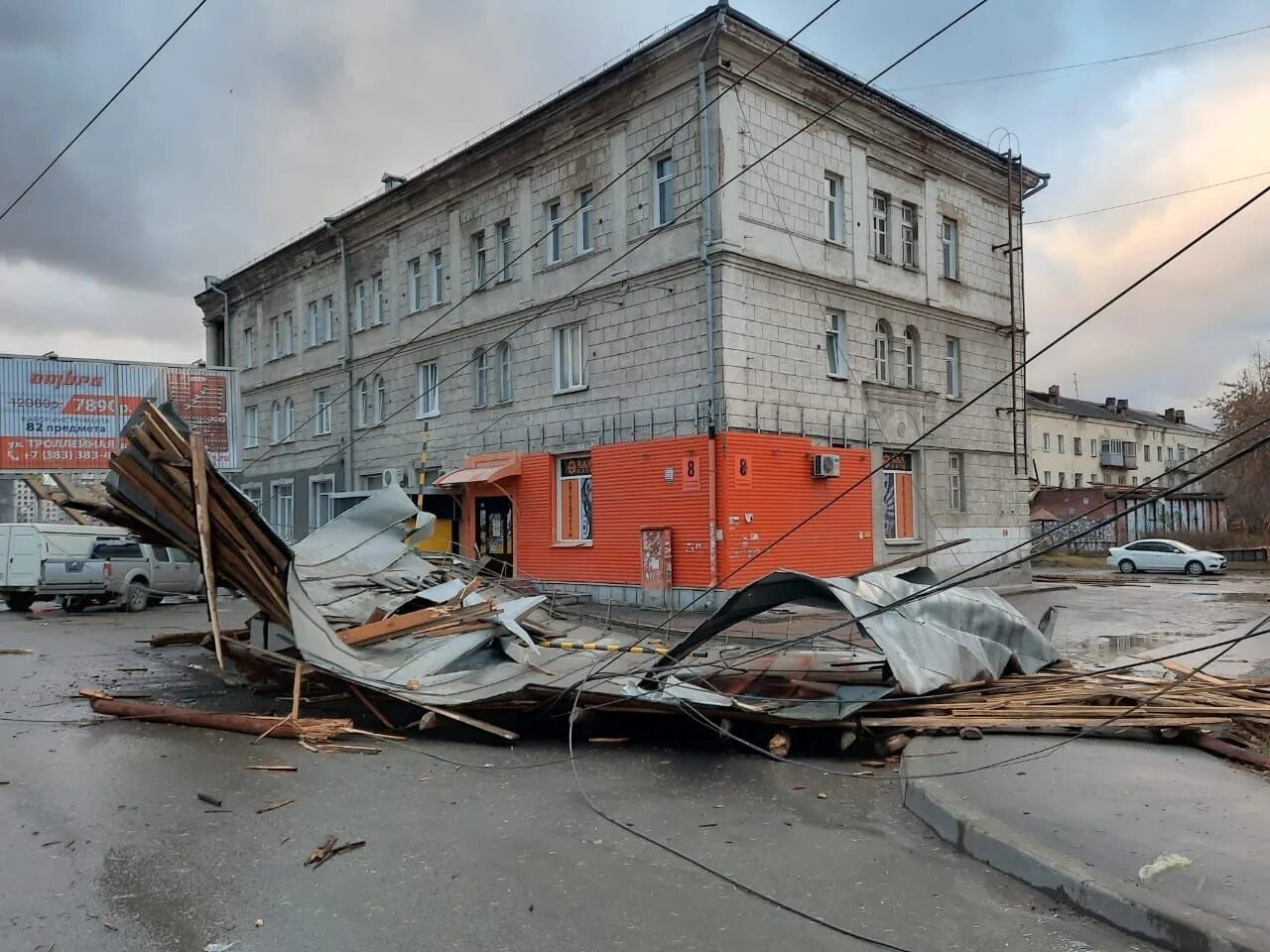 Ураган 19.04. Снесло крышу. обрушение зданий. ураган в новосибирске. обрушение зданий новосибирск.
