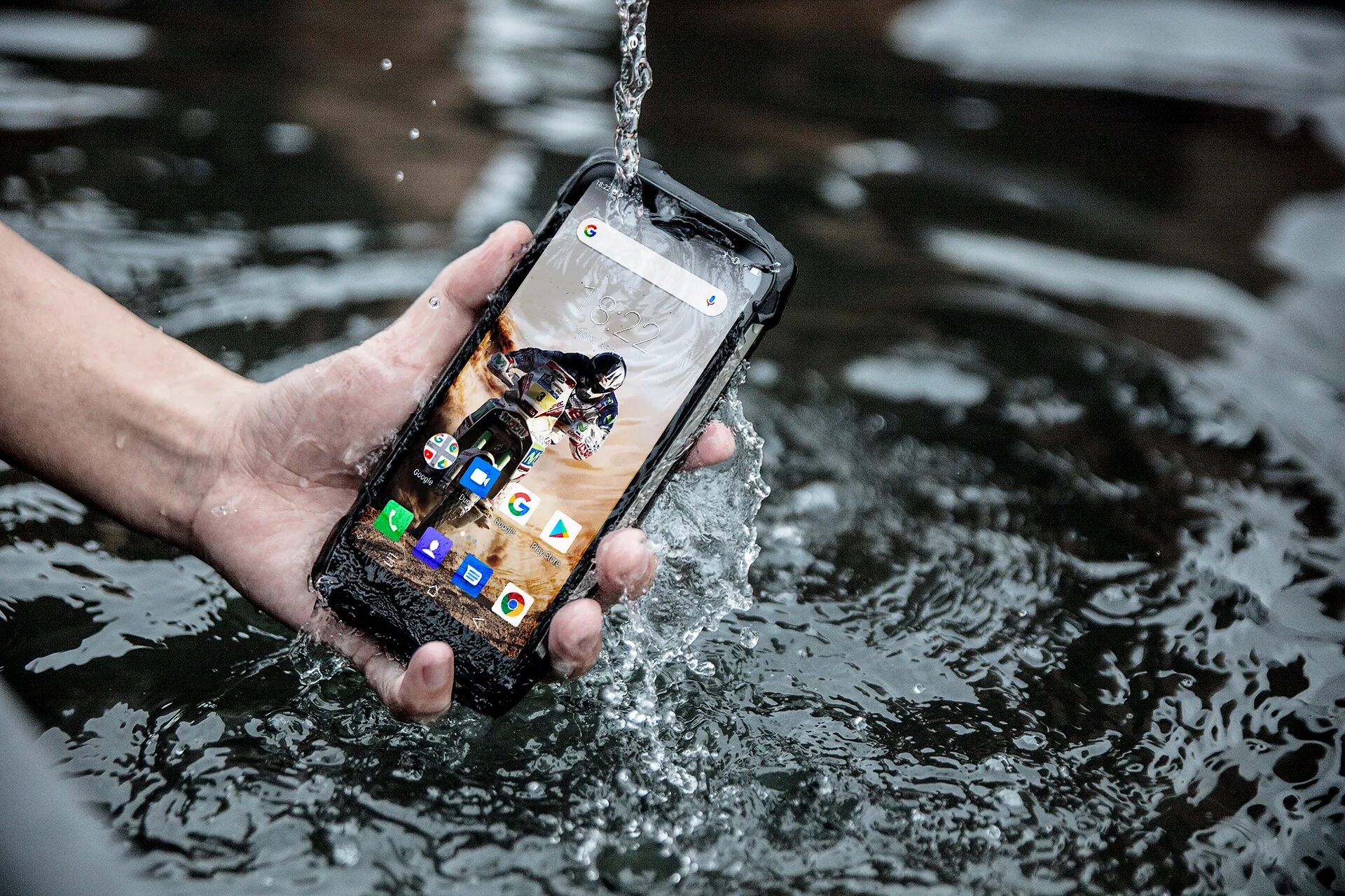 Смартфон в воде. Намочил телефон. Смартфон в воде. Сломанный смартфон. Вода попала в смартфон.