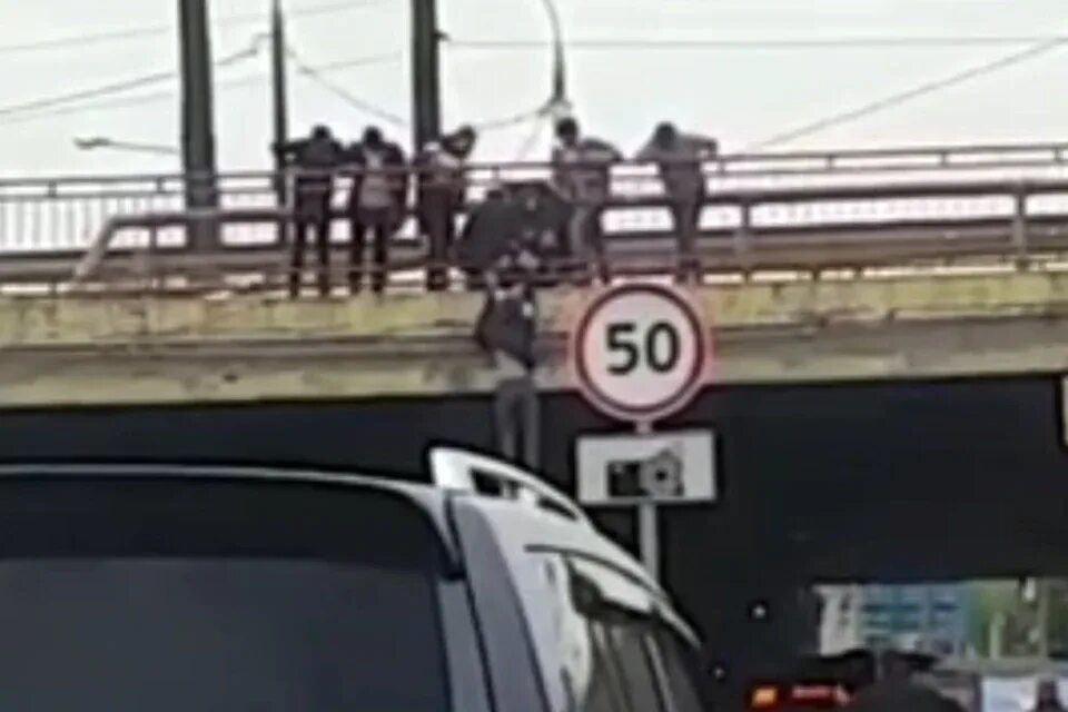 Автобус упал с моста в питере сколько. Мальчик упавший с моста. в подмосковье автобус упал с моста. падение моста в москве.